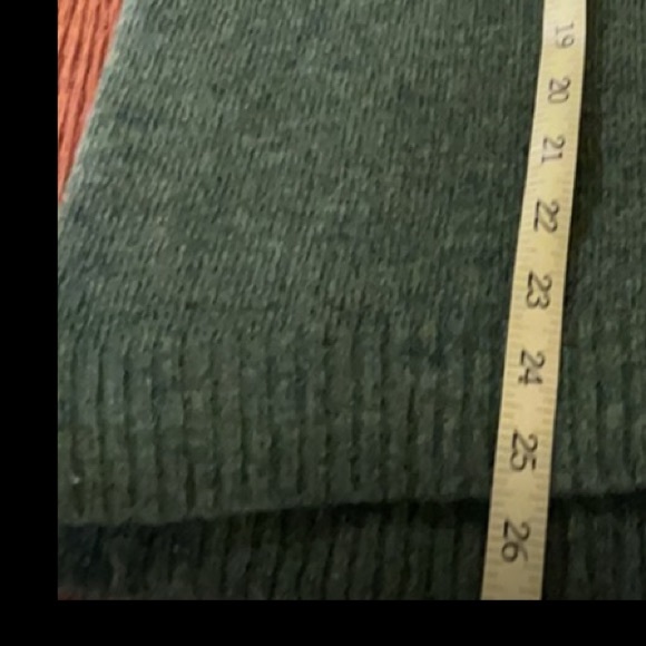 H&M V neck sweater with sequins appliqué on left shoulder. Relax fit - Picture 6 of 6